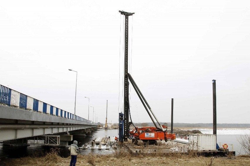 Wbito pierwsze pale pod budowę nowego mostu drogowego na...