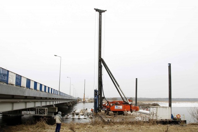 Wbito pierwsze pale pod budowę nowego mostu drogowego na rzece w Uhowie. Istniejący most również zostanie poddany przebudowie i wzmocnieniu.