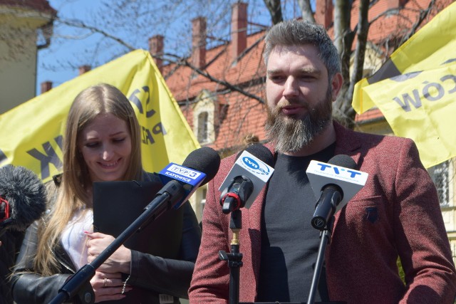 - Moje zatrzymanie było nielegalne i bezzasadne. Odebrane zostało mi konstytucyjne prawo do wolności - oświadczył Marcin Koza, powołując się ustne uzasadnienie w Sądzie Rejonowym w Rybniku.Zobacz kolejne zdjęcia. Przesuwaj zdjęcia w prawo - naciśnij strzałkę lub przycisk NASTĘPNE