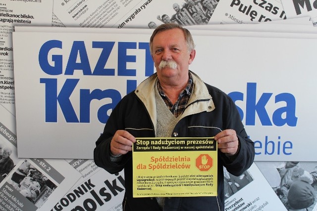 Józef Jaskółka prezentuje plakat nawołujący do odwołania władz