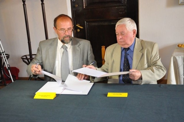 Umowę podpisują Maciej Lis (z prawej), przewodniczący Wojewódzkiej Rady Kombatantów i Osób Represjonowanych w Kielcach i Janusz Sikorski, dyrektor Szpitala Powiatowego w Sandomierzu.