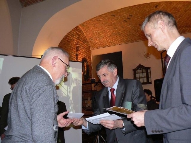 Mirosław Osowski (z lewej) odbiera nagrodę.