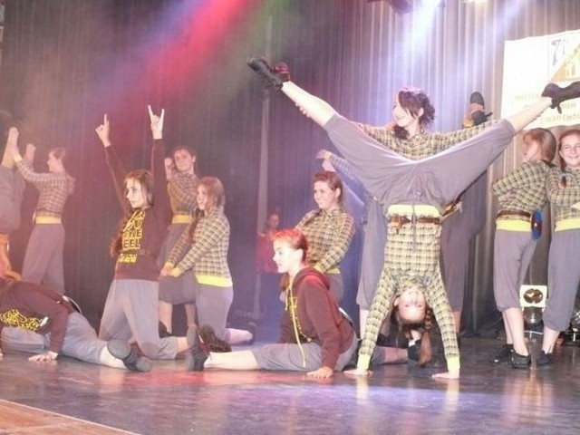 Na scenie zaprezentowały się w widowiskowych choreografiach wszystkie grupy taneczne z Miejskiej Szkoły Tańca MiM.