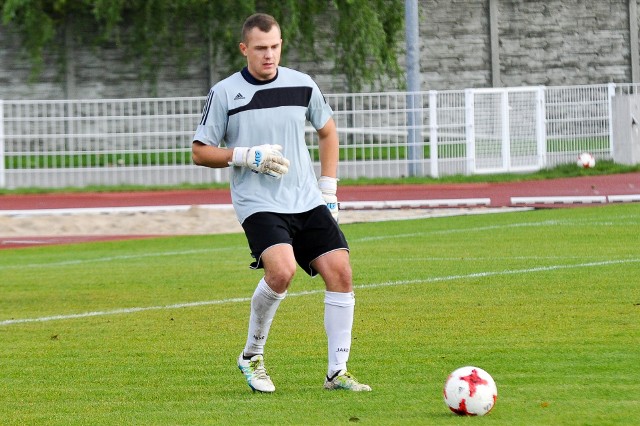 Bramkarz Starowic Grzegorz Czarnecki skutecznie wykonał rzut karny.