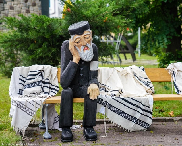 Wielka Synagoga w Białymstoku została spalona przez Niemców 79 lat temu. W rocznicę odsłonięto rzeźbę Żyda samotnie siedzącego na ławce 