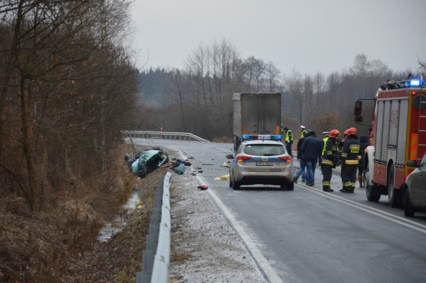 Tragiczny wypadek w Przyborowie. "Wjechali pod tira" [ZDJĘCIA, WIDEO]