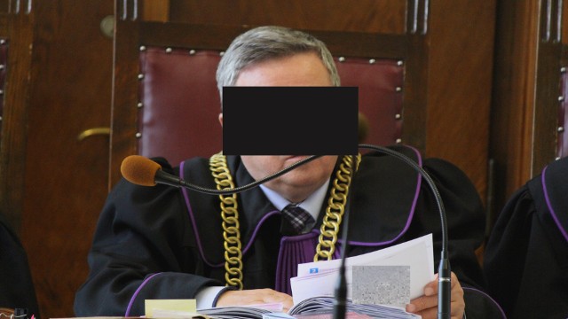 Marek Z. były prezes Sądu Okręgowego w Przemyślu został oskarżony przez Prokuraturę Krajową o przyjęcie 100 tys. zł łapówki. Akt oskarżenia obejmuje również cztery inne osoby.