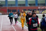 Rywalizacja sportowa i karnawałowe przebrania na stadionie