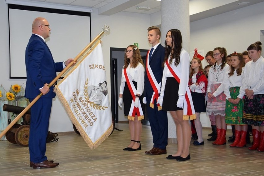 Szkoła podstawowa im. Bartosza Głowackiego w Łobzowie otrzymała nowy sztandar