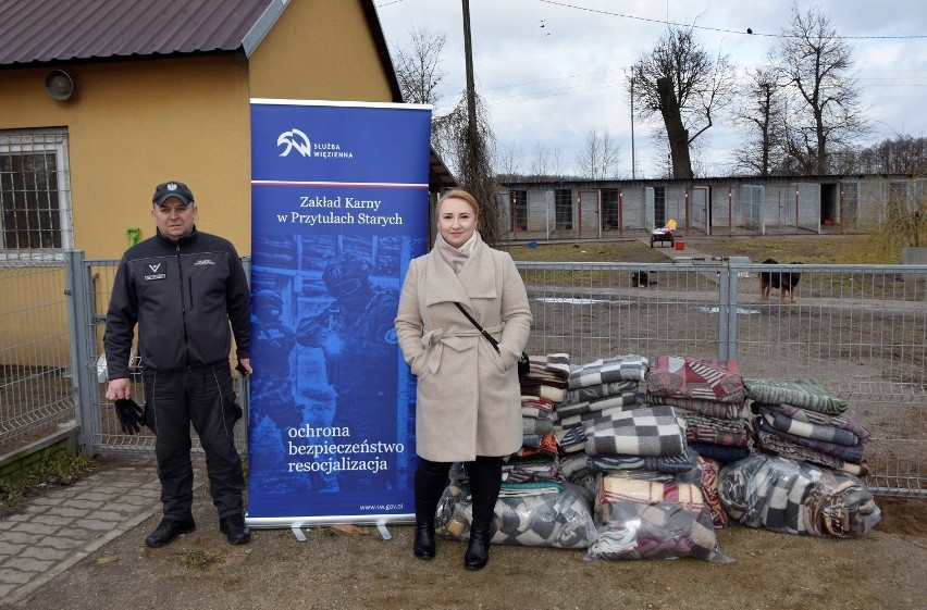 Funkcjonariusze Zakładu Karnego w Przytułach Starych wsparli schronisko dla bezdomnych psów "Arka" w Łomży. Zdjęcia