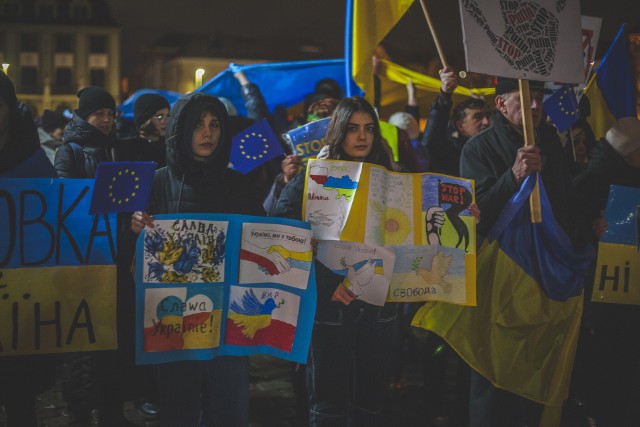 Wspólna manifestacja Polaków i Ukraińców pod słupskim ratuszem w rocznicę rosyjskiej napaści