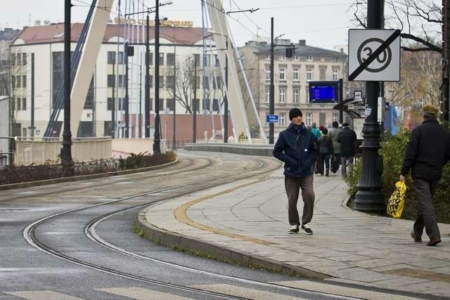 Łącznik między ulicą Dworcową i mostem to jedno z tych licznych miejsc w Bydgoszczy, które nie mają swojej nazwy. Jej nadanie jednak to skomplikowana procedura