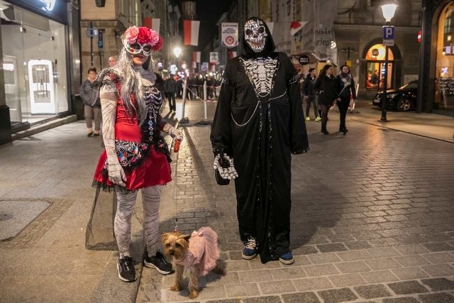 Halloween w Krakowie. Wampiry, duchy i czarownice przeszły ulicami  [ZDJĘCIA] | Gazeta Krakowska