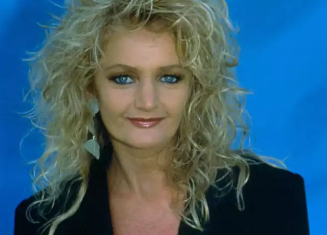 Bonnie Tyler urodziła się w wielodzietnej rodzinie robotniczej 8 czerwca 1951 roku w Skewen w Walii. Niedawno skończyła więc 72 lata.Bonnie Tyler skończyła niedawno 72 lata. Tak dziś wygląda. Zdjęcia >>>>