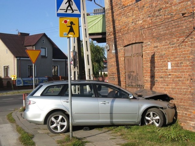 Kierowca mazdy uderzył w dom na rogu ulic Słowackiego i Ogrodniczej.