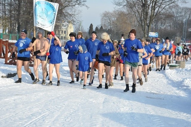 70 morsów, przy temperaturze minus 20 st. C, kąpało się po południu w niedzielę w Zalewie Arkadia w Suwałkach. Wydarzenie zgromadziło kilkaset osób.