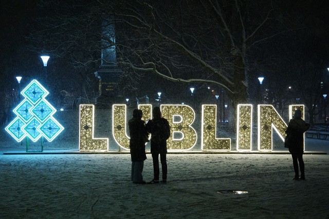 W listopadzie z placu Litewskiego zniknie charakterystyczna instalacja I Love Lublin. Powód? Obiekt przejdzie przedświąteczną modernizację. Obejmie ona także wszystkie elementy bożonarodzeniowej miejskiej iluminacji. Na wykonanie wszystkich prac ratusz daje czas do 24 listopada.