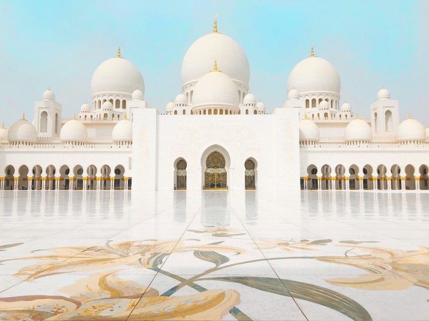 Wielki Meczet w Abu Dhabi jest wyjątkowo piękny.