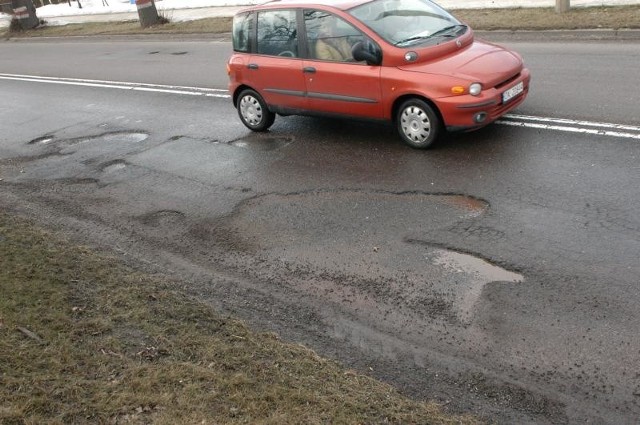 Kierowcy omijają dziury na ulicy Dunikowskiego w Kedzierzynie-KoLlu, zjezdzając na przeciwlegly pas. To grozi stluczką.