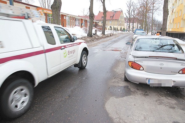 Ulica Polna to dziś utrapienie kierowców. Z lewej strony widać rozkopaną część jezdni, z prawej drogę zastawiają parkujące auta.  