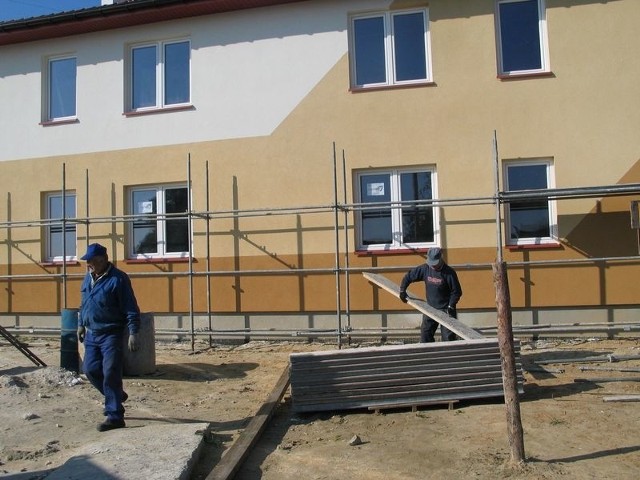 W budynku socjalnym, w którym zamieszkają najbardziej poszkodowani powodzianie z terenu gminy Gorzyce, trwają prace wykończeniowe na zewnątrz.