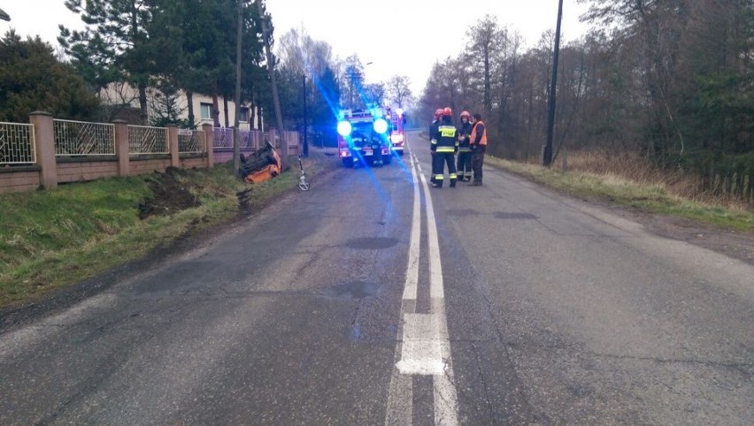 Wjechał "maluchem" do rowu, dachował i uderzył w słup