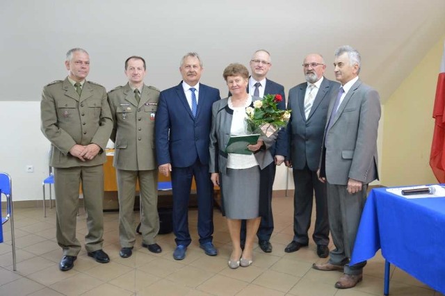 Pamiątkowe zdjęcie. Pani Teresa Wziatek z władzami gminy i przedstawicielami Wojskowej Komendy Uzupełnień.