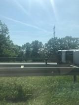 Wypadek na autostradzie. Przewrócił się bus