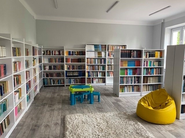 Biblioteka i pokój pedagoga w Zespole Szkół w Tczowie zostały wyremontowane.