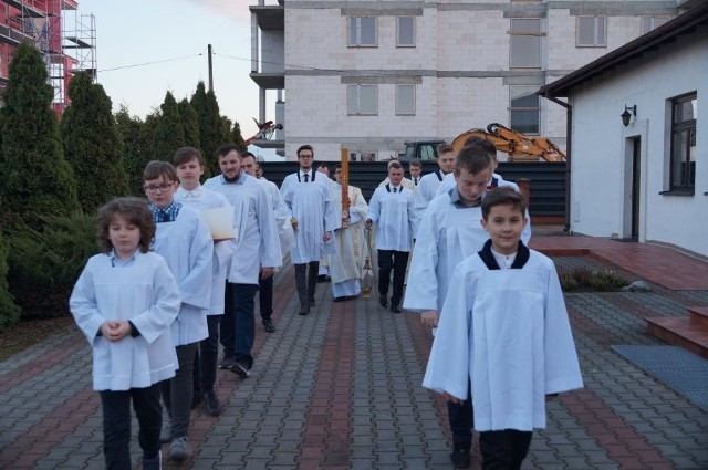 W Wielką Sobotę w Sanktuarium błogosławionego księdza Józefa Pawłowskiego trwała Adoracja Pana Jezusa w Grobie. Od godziny 8 do 14 święcone były pokarmy, z zachowaniem reżimu sanitarnego. O godzinie 19 rozpoczęła się Liturgia Wigilii Paschalnej.WIĘCEJ NA NASTĘPNYCH SLAJDACH >>>>>>>>>>