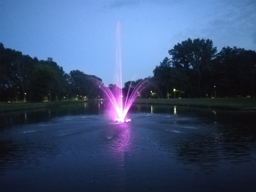 W Parku Grabek pojawiła się podświetlana fontanna, a we...