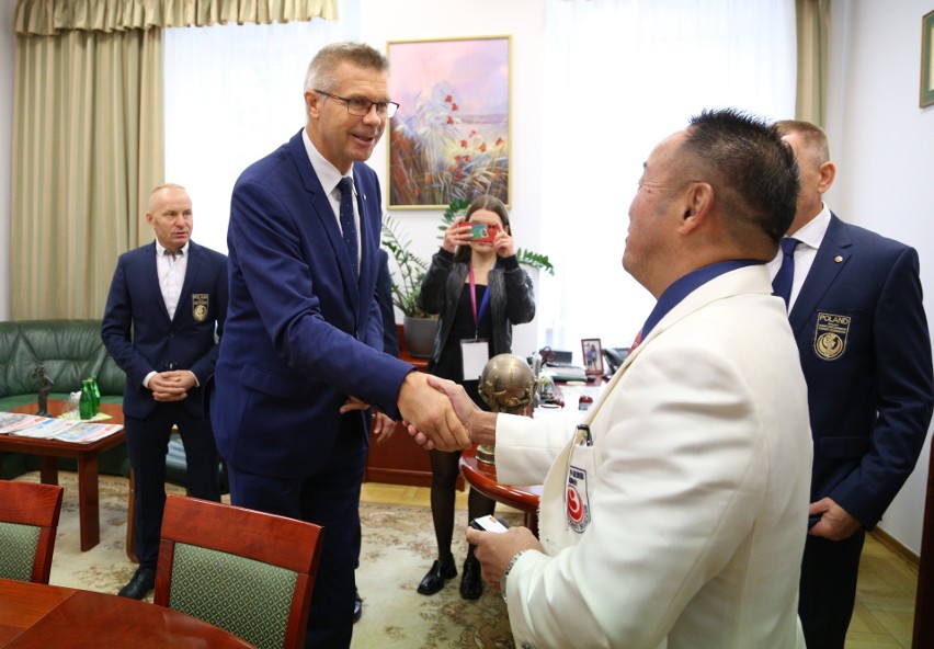 Mistrzostwa Świata Karate 2022 w Kielcach. Prezydent Światowej Organizacji Karate Kenji Midori na spotkaniu z prezydentem Bogdanem Wentą 