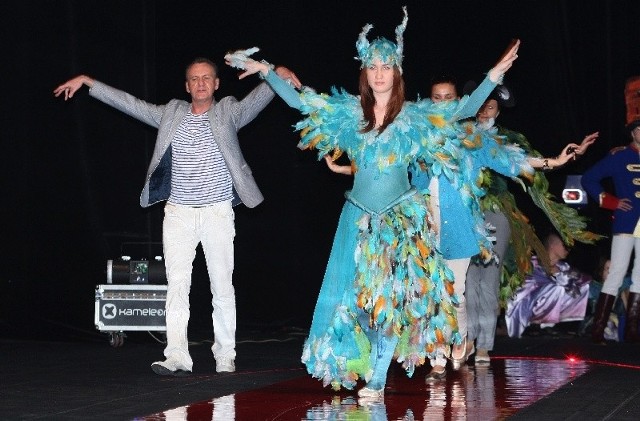 Jarosław Szado już od jesieni 2008 roku przygotowuje koncert finałowy kieleckiego Off Fashion. Na zdjęciu podczas pracy przed pokazem "bajkowych&#8221; kostiumów operowych Małgorzaty Słoniowskiej.
