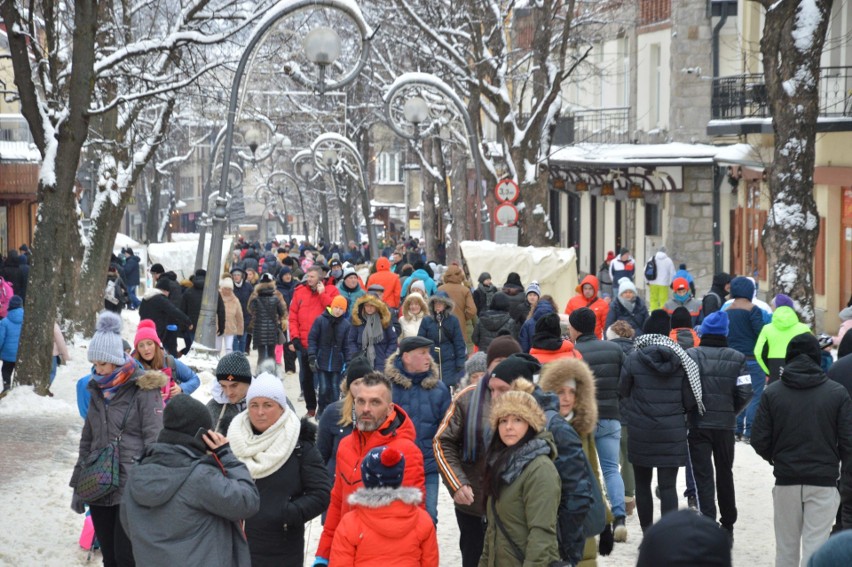 Zakopane zatłoczone. Tysiące turystów. Brakuje wody w kranach [ZDJĘCIA]