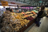 Fałszują informacje o kraju pochodzenia żywności w sklepach. Skąd pochodzą "polskie" warzywa i owoce? Wyniki kontroli UOKiK