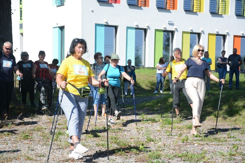 Seniorzy z gminy Daleszyce w rajdzie Nordic Walking. Dzień pełen wrażeń zakończył się tańcami pod chmurką