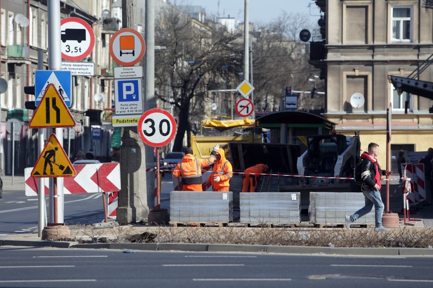 Lublin. Trudniej przejść wzdłuż Lubartowskiej. Zamknięta dla pieszych część chodnika na wysokości Bazaru