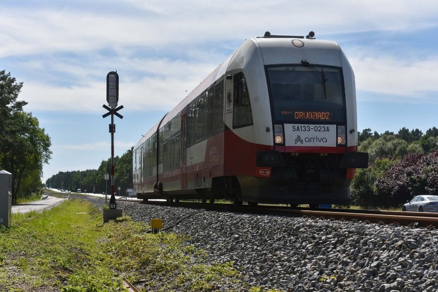 W związku z tym pociągi kursujące na linii Toruń - Chełmża -...