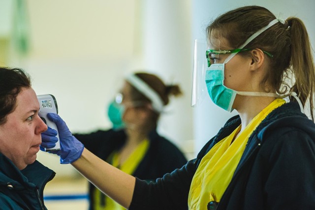 19.03.2020 - gdansk, uck uniwersyteckie centrum kliniczne, klinika chorob zakaznych, pomorskie centrum chorob zakaznych i gruzlicy. obowiazkowe badanie temperatur w szpitalu.  | fot. karol makurat / dziennik baltycki / polska press grupa