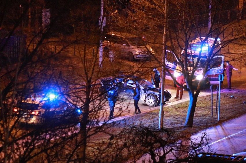 Nocny rajd BMW na ul. Kamieńskiego we Wrocławiu. Dwa promile, rozbite auta i areszt [ZDJĘCIA]