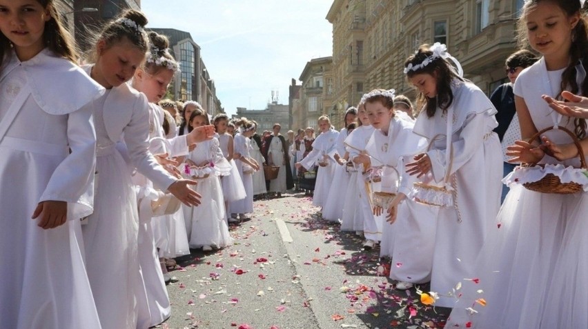 Ulicami Katowic w Boże Ciało przejdzie kilka procesji....