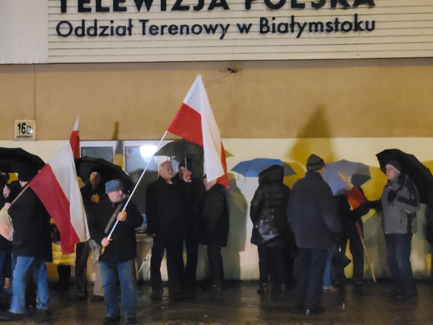 Kolejny protest pod siedzibą TVP 3 w Białymstoku. Zebrani...