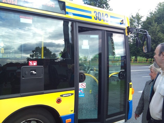 W autobusie nr 16 została wybita szyba