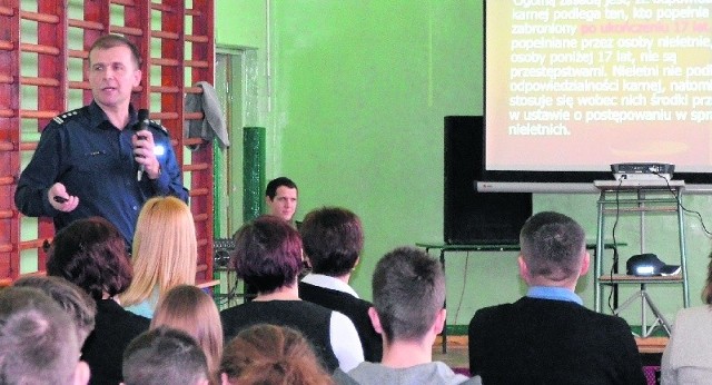 Komendant powiatowy kazimierskiej policji, inspektor Jakub Kosiń, na spotkanie z młodzieżą w Odonowie przygotował prelekcję oraz prezentację multimedialną.