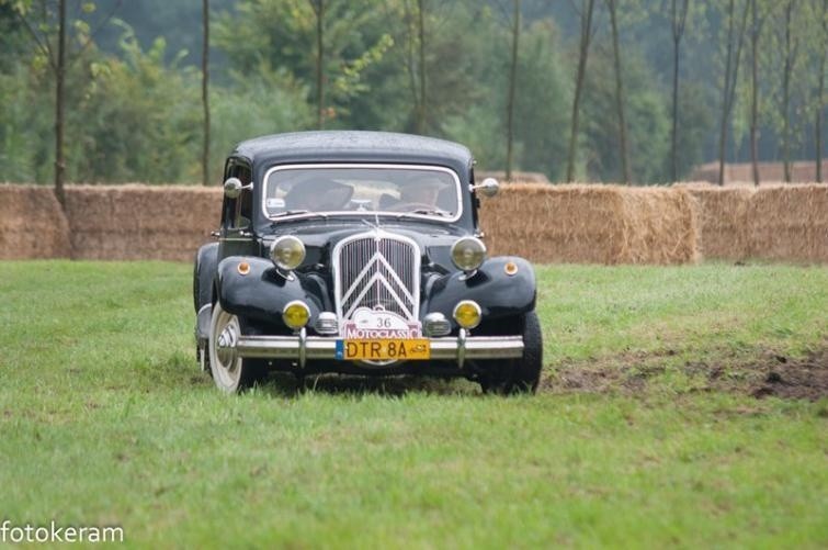 Widowiskowe próby sportowe samochodów zabytkowych na Moto...