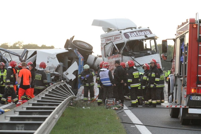 Karambol na A4: Ciężarówka staranowała 10 samochodów. Cztery osoby nie żyją (ZDJĘCIA, FILMY)