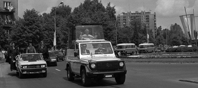 Z Jasionki na błonia przy dzisiejszej katedrze Jan Paweł II przejechał przez centrum Rzeszowa ulicami: Marszałkowską, Cieplińskiego, Lisa-Kuli (na zdjęciu), Hetmańską i Powstańców Warszawy.