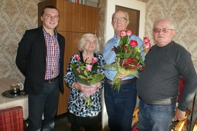 Roman Kulej (drugi od prawej) z żoną Heleną. 1 listopada świętował 86 urodziny, a z tej okazji odebrał życzenia od Macieja Gadaczka z Miejskiej Komisji Historycznej Pokolenia (z prawej) i Arkadiusza Rybaka, prezesa Towarzystwa Przyjaciół Dąbrowy Górniczej (z lewej)