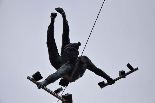 W Częstochowie mamy nową balansującą rzeźbę autorstwa Jerzego "Jotki" Kędziory