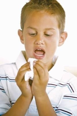 Typowe jesienne przeziębienia, wywoływane rhinowirusami, powodują aż 80 proc. zaostrzeń astmy u dzieci. Wrzesień to również okres, w którym dzieci wracają do szkoły i ponownie stykają się z alergenami obecnymi w kurzu i pleśniach w szkołach, przedszkolach, salach sportowych, co może zaostrzyć chorobę. Fot. Theta